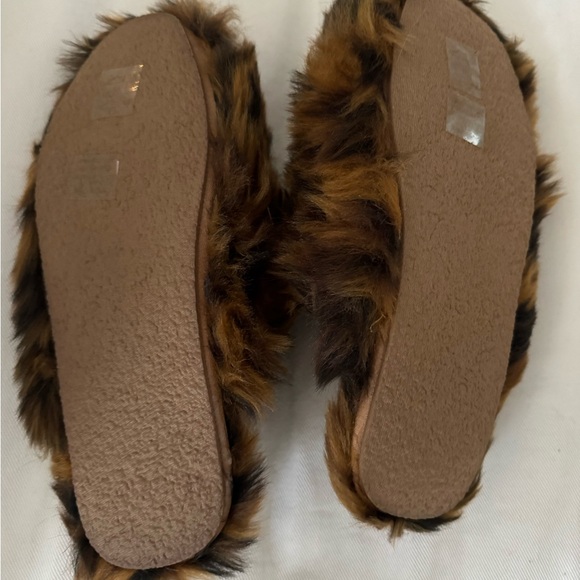 NWT, leopard prints furry slippers - Picture 5 of 5